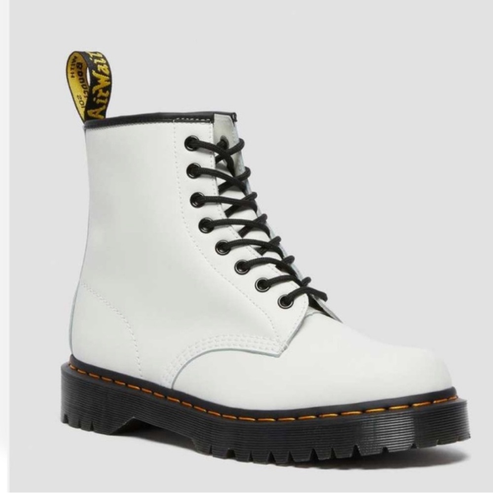 DR. MARTENS Luana White Leather Lace Up Combat Boots Women’s Size 8 Like New